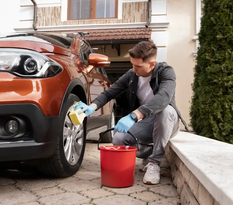 Lavage auto à domicile Lavatoggio : professionnel intervenant sur un véhicule